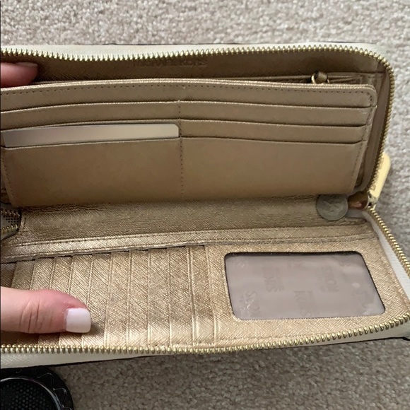 Michael Kors Crossbody with handheld clutch wallet - Picture 4 of 4